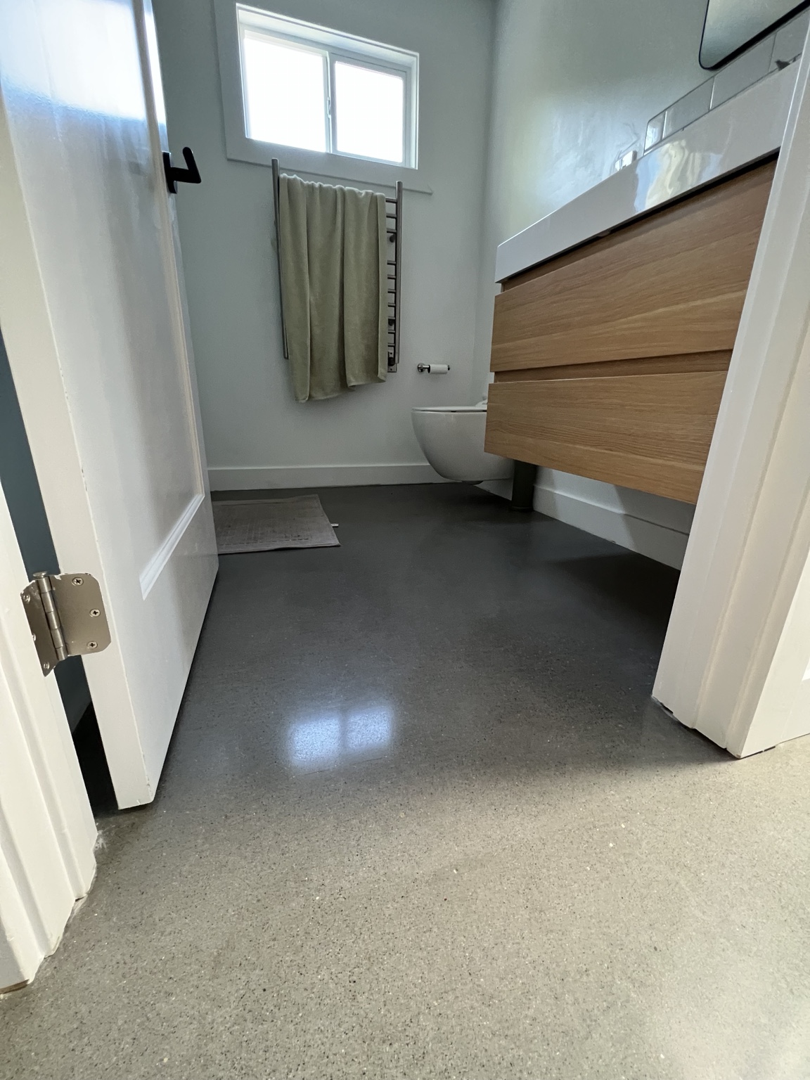 Continuous bathroom polish